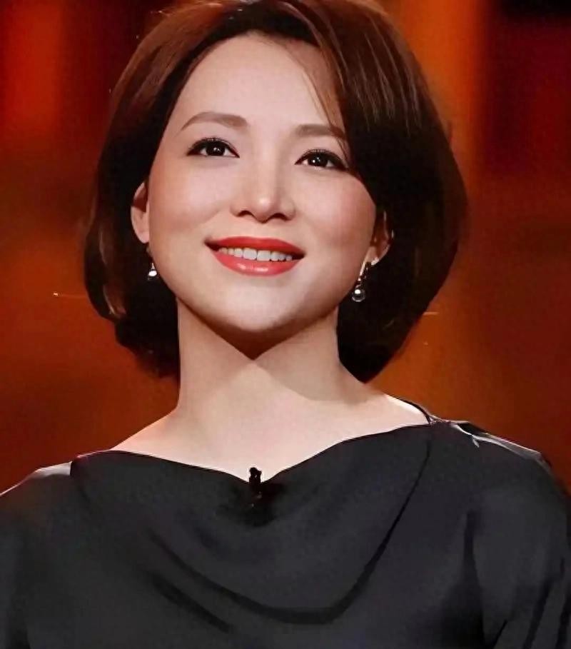 53岁董卿被造谣三连击：知三当三、移民美国、酒店出轨，一个比一个离谱

你见过谁家的“清白”得靠翻户口本、亮红本子、当众掏护照来证明？董卿就干了。2025年12月，她工作室突然发了两份文件——一页是上海黄浦区公安签发的户籍证明，白底黑字写着“董卿，国籍中国，未办理任何出国定居手续”；另一页是加盖公章