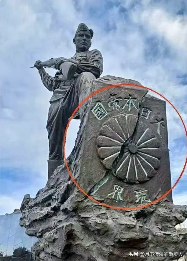 抗议无效！9月5日，针对俄罗斯在远东城市设立了一座高达15米、士兵手持步枪将一块刻有“大日本帝国”字样和菊花纹章图样的界碑砸成两半的纪念碑，日本方面不仅多次表达抗议，甚至还通过外交途径要求移除雕像中的菊花图样。

日本认为，菊花纹章无疑代表着日本皇室及事实上的日本国徽象征，此外，日本媒体还强调俄罗斯