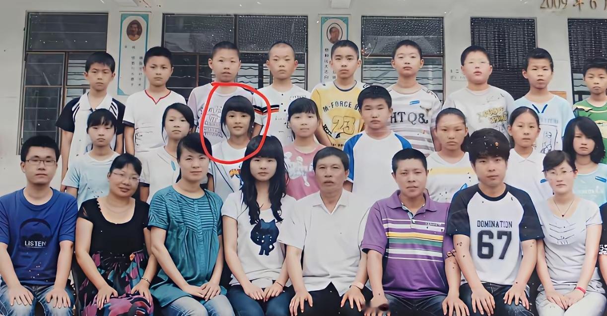 你能认出红圈里的小姑娘是章若楠吗？这是她2009年小学毕业合影，歪刘海造型充满年代感，青涩脸庞自带灵气，大家觉得小时候和现在差别大不大？