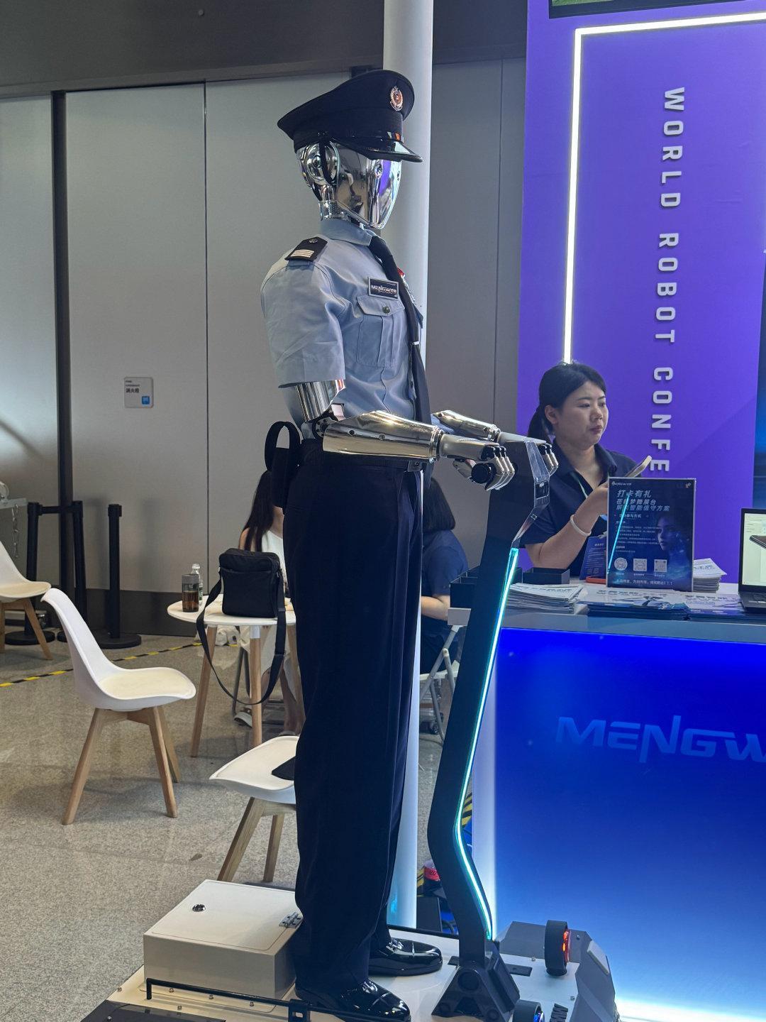 #世界机器人看北京亦庄# 偶遇“未来警力”！

这金属质感配上警服，简直酷到没朋友😎 这就是未来的社区安防吗？ 我怎么记得在路上看到过呢？还是我记错了[作揖][并不简单] ​