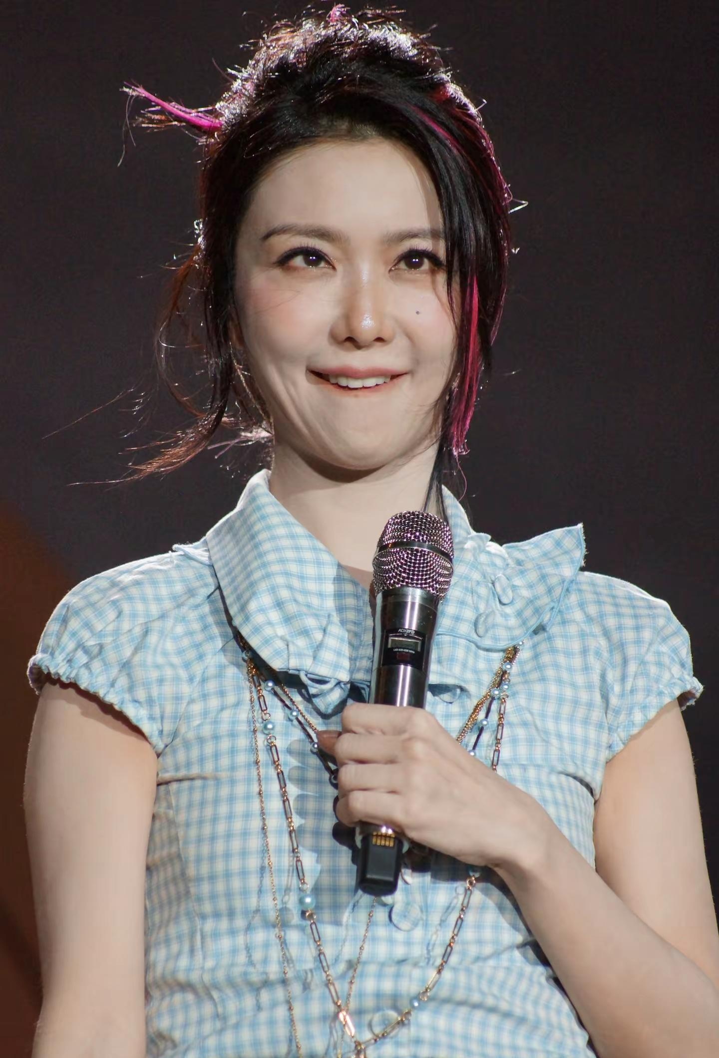 薛凯琪，真是平平无奇的美貌小天才。#袁娅维 在澳门，那今天我在上海的某书活动看看你的好闺蜜#薛凯琪 #明星活动现场