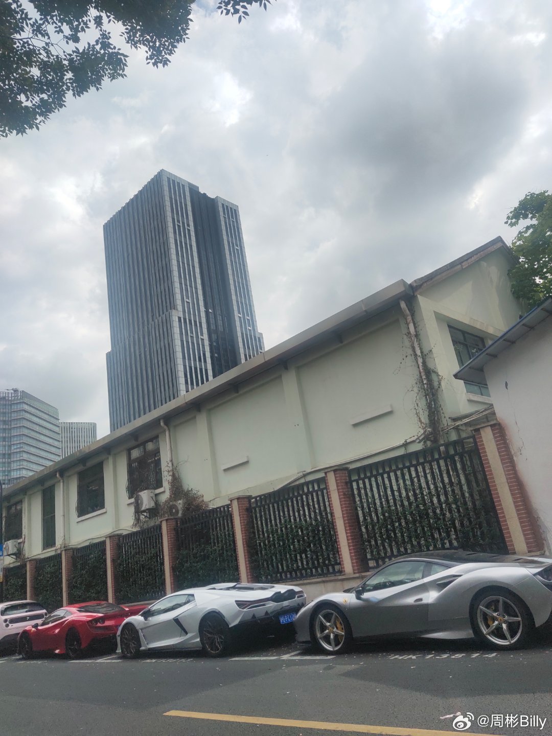 之前在上海文学馆旁，看见法拉利和兰博基尼停在一起，可见开法拉利的人和开兰博基尼的人互相欣赏 ​