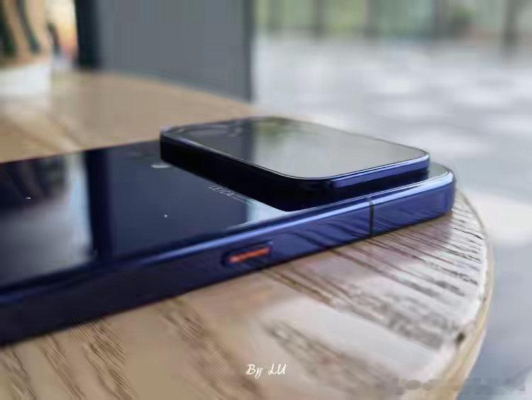 小米18 Pro Max背屏M11基材纯平设计，多花1000元值不值？ ​