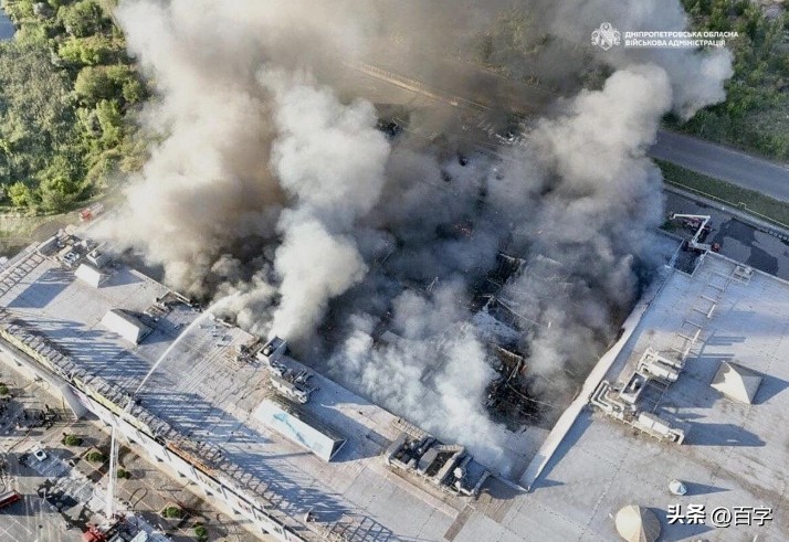 日媒：俄乌冲突四年半，俄方死亡最高或达53万
俄乌冲突到24日已满四年半，高级别停战谈判自2月起已经中断。前线陷入泥潭，双方无人机、导弹远程对攻不断，和平前景渺茫。

BBC统计已核实俄军阵亡约24万，估算上限超53万；乌方死亡及失踪推计超21万。联合国数据显示当地平民死伤惨重。泽连斯基在国旗日发表