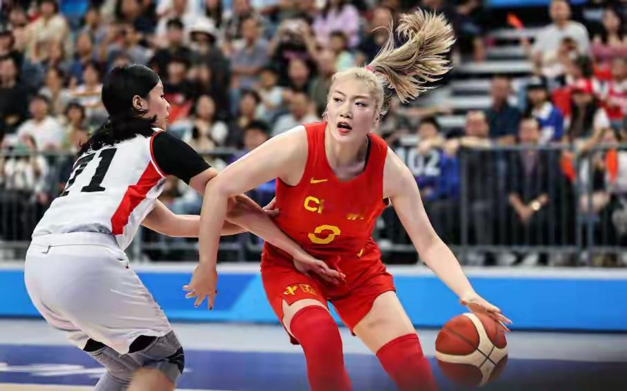 中国女篮应该请回李梦？
 
北京时间8月22日，中国女篮欧洲拉练首战76‑88不敌意大利。赛后不少老球迷不由自主想起2022年女篮世界杯，那支一路高歌，最终拿下银牌，创造队史最佳战绩的队伍，很多人发出呼声：是不是应该请回李梦。
 
回看2022世界杯，李梦确实是队内最锋利的进攻尖刀，面对美国女篮砍下
