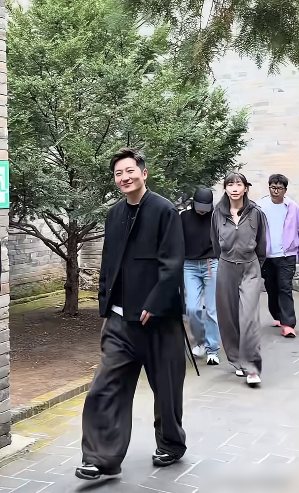 郭京飞瘦得脱相了，被拍到大孤山，整个人薄成一片纸。
这地儿现在真成内娱打卡点了，白鹿孟子义前脚刚走，秦岚、章子怡、陈凯歌一家、苏有朋全去过。就一个山头，挤进去半个娱乐圈。
于正直接认了，说自己也去了，原话是爬山和跪拜都是很好的运动。底下评论炸了，有人说他真信，有人说他是去蹭热度的。
演员这行，