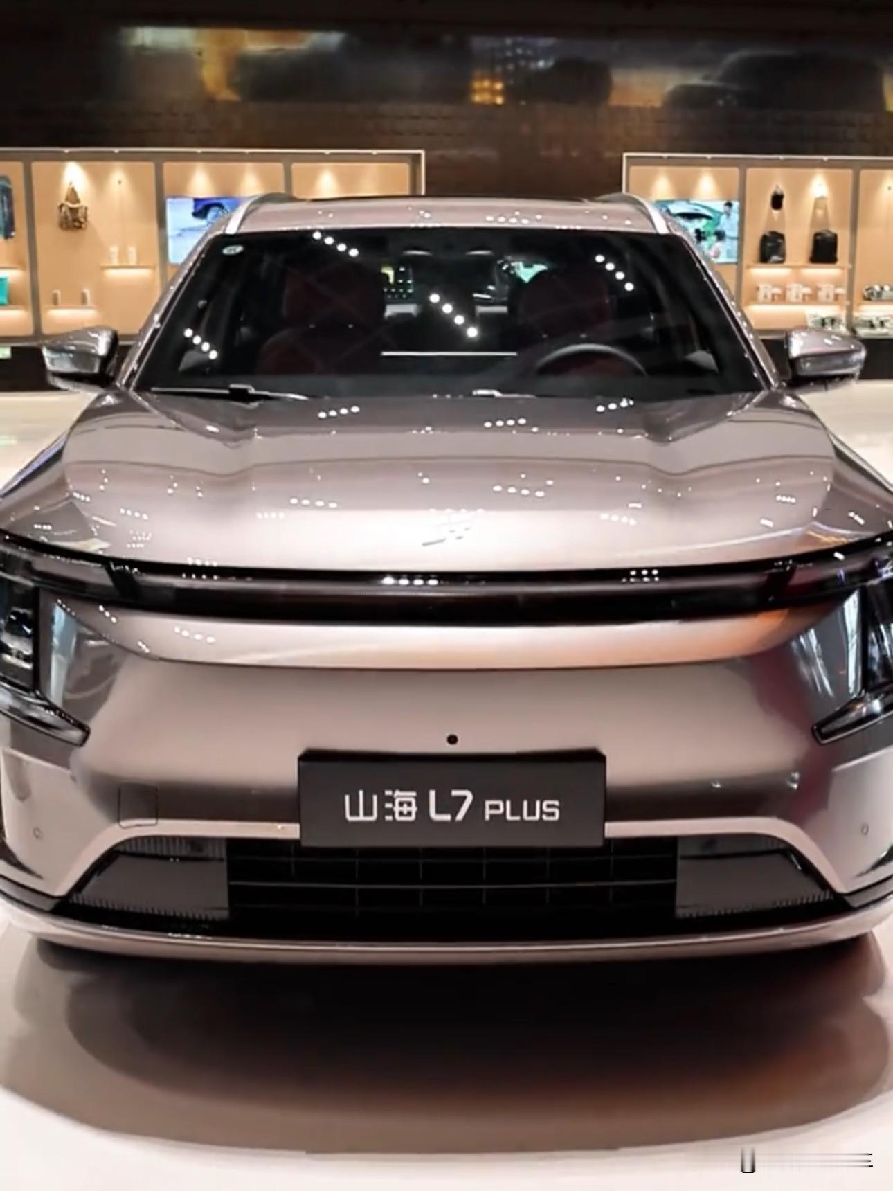 10万块买7座插混SUV？还带激光雷达？
捷途山海L7 PLUS昨晚刚上市，超级置换价10.99万起。全系标配220km纯电续航，满油满电干1700km。高配直接上激光雷达+猎鹰700智驾，城市NOA都给你安排上了。
空间是真能打 32变电动七座，一键变3米大床房。二排131°电动调节，前排通风加热