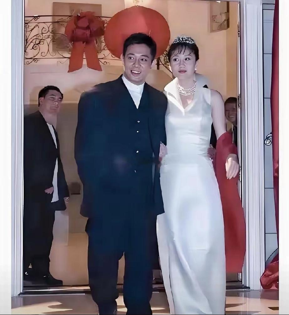 1999年，36岁李连杰迎娶38岁亚洲小姐冠军利智，在美国举办婚礼，二人相恋十年终成眷属，婚后育有两个女儿。