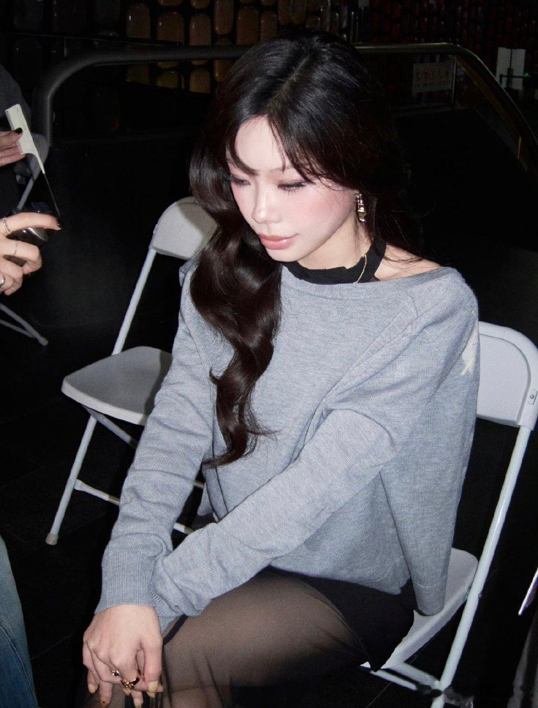 #万妮达[超话]#  
等伦敦雾雨悬停你的长睫🤍 ​