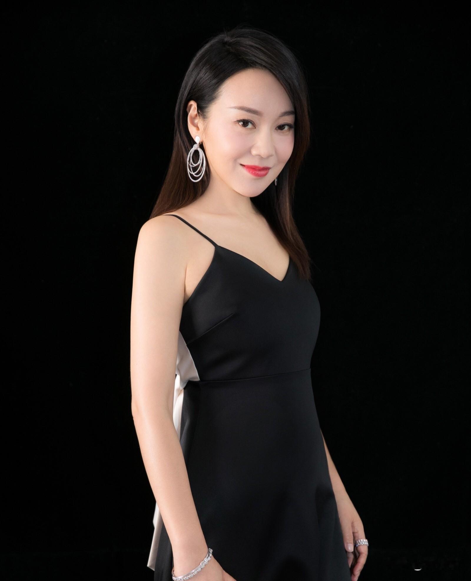 童瑶给闫妮介绍对象，她问:“你对找对象有什么条件？”闫妮说:“没有任何条件，合适就行。”

童瑶见闫妮这么多年一直单身，她急得如热锅上的蚂蚁。

每次和朋友出去聚餐，她就马上问身边的人:“你认不认识什么人？可以给我闺蜜认识。”

闫妮劝她:“我都单身这么长时间了，你不用着急，慢慢来。”

结婚有结婚