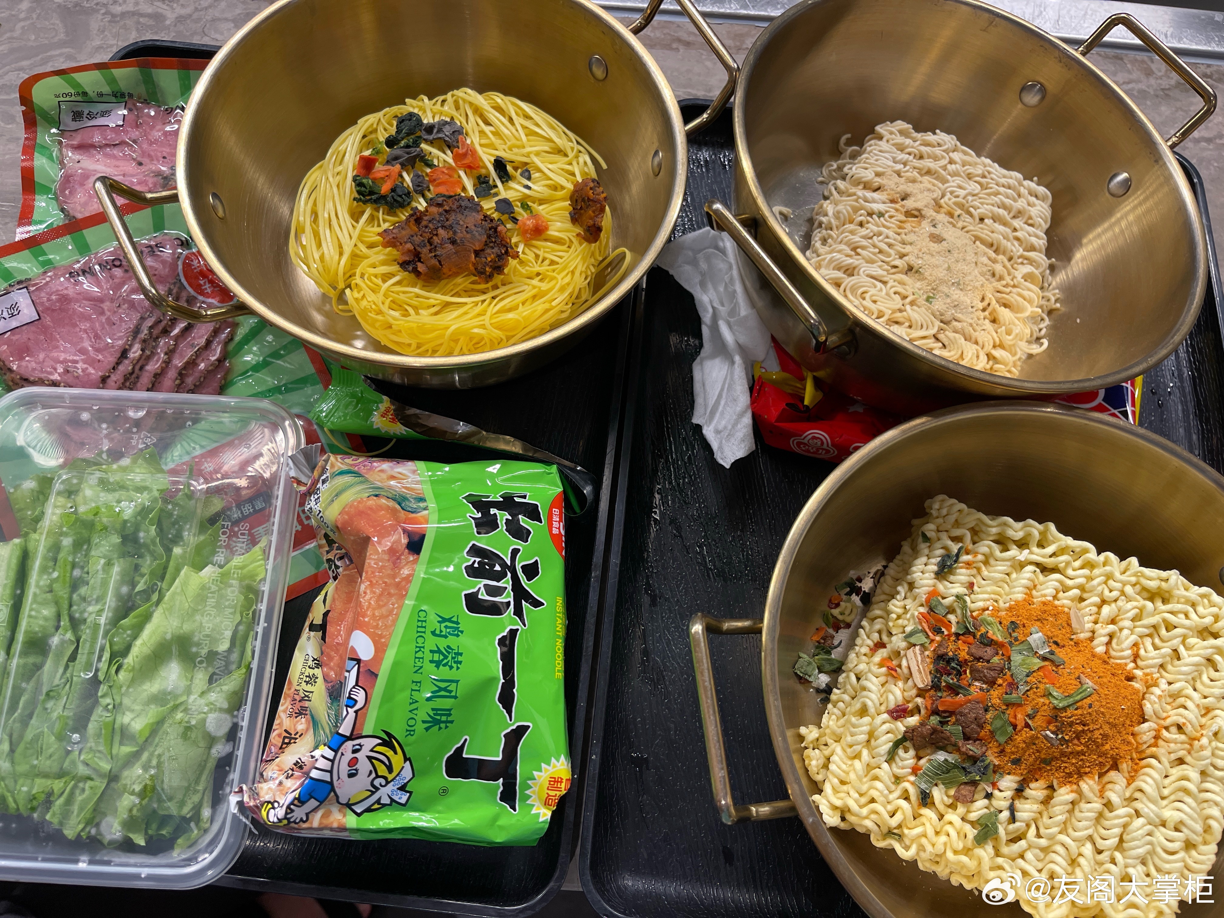 阿那亚苏卡酒店的深夜泡面吧持续火爆，每晚上百人甘愿排队两小时，就为吃一碗大厨现煮的泡面。 一、核心现象：从深夜食堂到社交奇观- 营业模式：位于阿那亚苏卡酒店B1层，每晚22:30营业至凌晨3:00，提