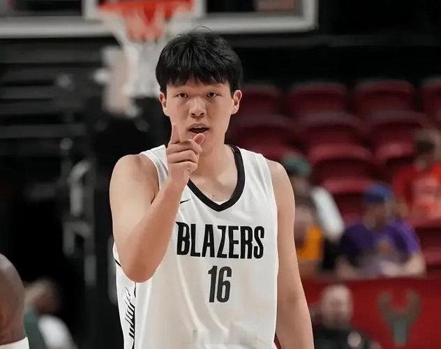 杨瀚森获486万美元保障合同 保障合同落定，心态可以更稳，但竞争不会停。杨瀚森要先从防守篮板、掩护和护筐做起，用蓝领细节赢得教练信任，再慢慢展现策应和进攻。 ​​​