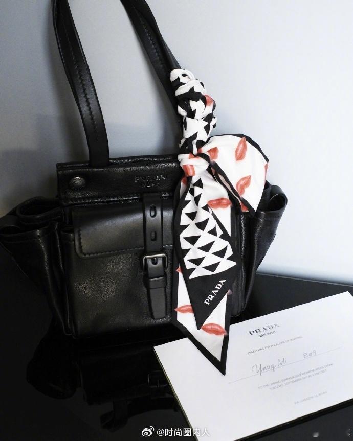 Prada 2027春夏女装时装秀今晚开启米兰时装周首秀，代言人 先后启程米兰，出发造型直接刷屏时尚圈。本季新品对衬衫、夹克、牛仔等日常基础款做“蒸馏式”重构，靠精准剪裁与面料质感说话，克制之下全是先锋内核。微博直播间同步高清直播，跟着镜头逐帧读懂设计细节，蹲守两位代言人秀场同框名场面，别错过Prada大秀直播杨幂李现Prada秀场同框