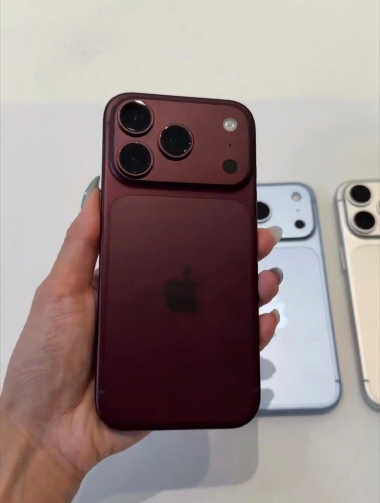 #iPhone18Pro系列上手#
勃艮第酒红越看越貌美
实物质感要比渲染图好🤔 ​