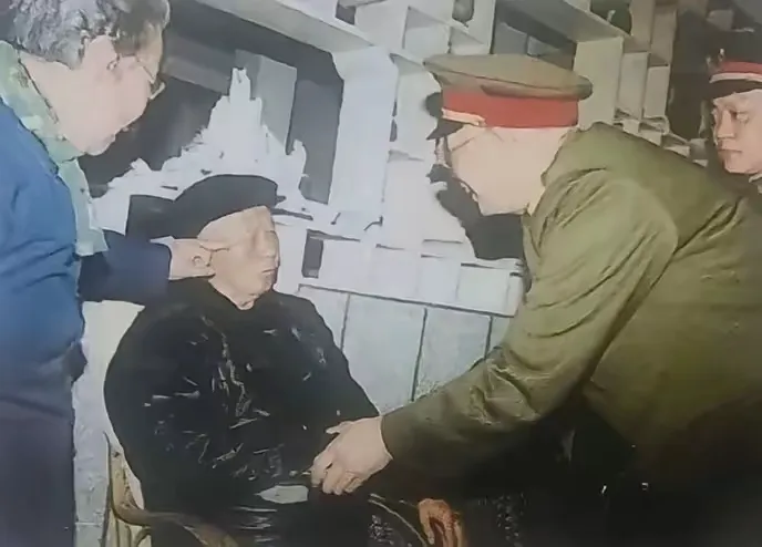 1993年福州暖心瞬间：张震登门探望病中龙飞虎，一生战友情太动人