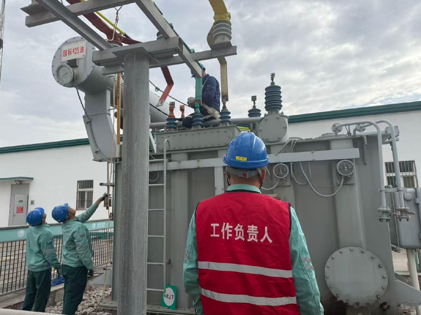 【换插件除隐患 做定检保安全】10月20日，组织运维人员在35千伏辛安站2号主变开展保护装置检修，完成保护插件更换、压板定值核对和保护定检，把隐患查在前、处理在现场，为电网安全稳定运行和辖区用户可靠用电提供保障。 ​