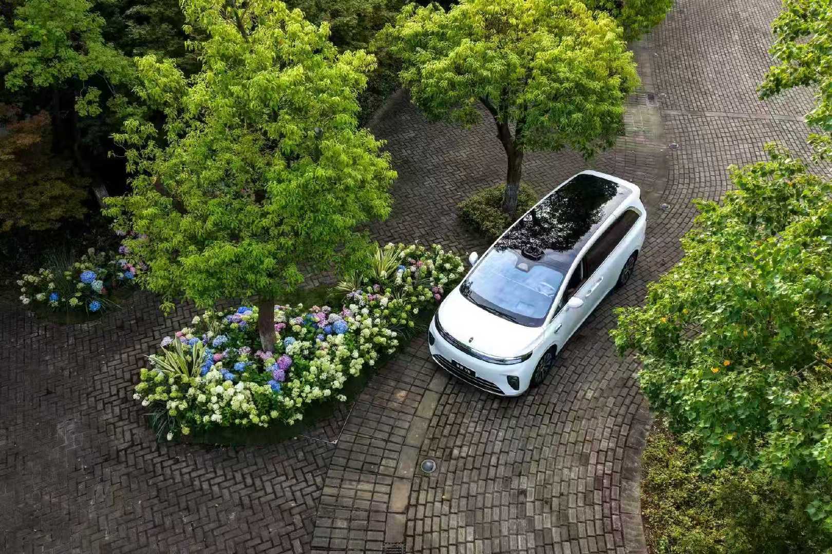 #为什么现在那么多男性喜欢买mpv#有娃家庭选MPV，二排好不好真的很关键。享界V8招财猫电动扶手，安装儿童座椅很方便，带一家人长途出行更踏实。 ​