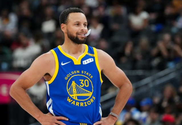 NBA常规赛，勇士对阵掘金的比赛中，第四节出现了颇具戏剧性的一幕。北京时间2026年10月27日，比赛还剩8分49秒，格林在篮下送出助攻，库里接球上篮命中。此时他8投8中，三分球3投3中，已经拿下22分、3篮板、3助攻，出手不多，却几乎把效率拉到了极致。 
 
更意外的场面，15秒后就来了。