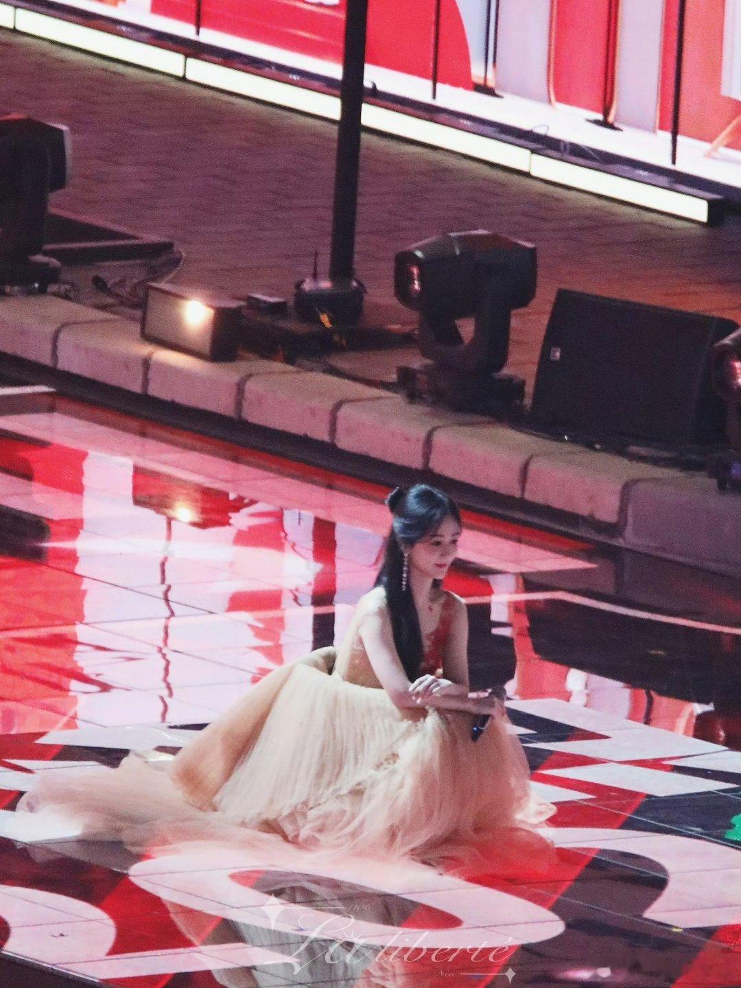 #杨紫[超话]# yz#‍ 杨紫李祯# yz#杨紫白菊# 

“𝓨𝓸𝓾 𝓶𝓾𝓼𝓽 𝓼𝓽𝓪𝓷𝓭 𝓪𝓷𝓭 𝓼𝓱𝓲𝓷𝓮 𝓲𝓷 𝓽𝓱𝓮 𝔀𝓸𝓻𝓵𝓭 𝔂𝓸𝓾 𝓵𝓸𝓿𝓮” “你一定要站在你所热爱的世界里闪闪发光”



【杨紫长相思｜杨紫 ​