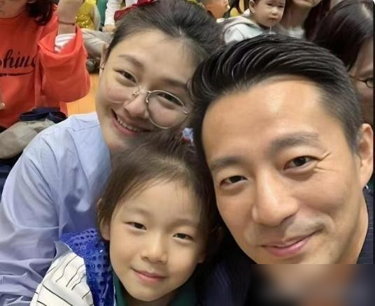 汪小菲在草原上给闺女牵马、打伞，结果直播间一句话把自己说破防了。
他说每次看见小玥儿的眼睛，心里就咯噔一下，觉得对不起孩子。因为那双眼睛随了他，肿眼泡，单眼皮。他说完还补了一句，其实女孩单眼皮也挺酷的。
旁边人没接话，他自己先红了眼眶。
更戳人的是，小玥儿看见他衣领乱了，会主动上手给他整理。一
