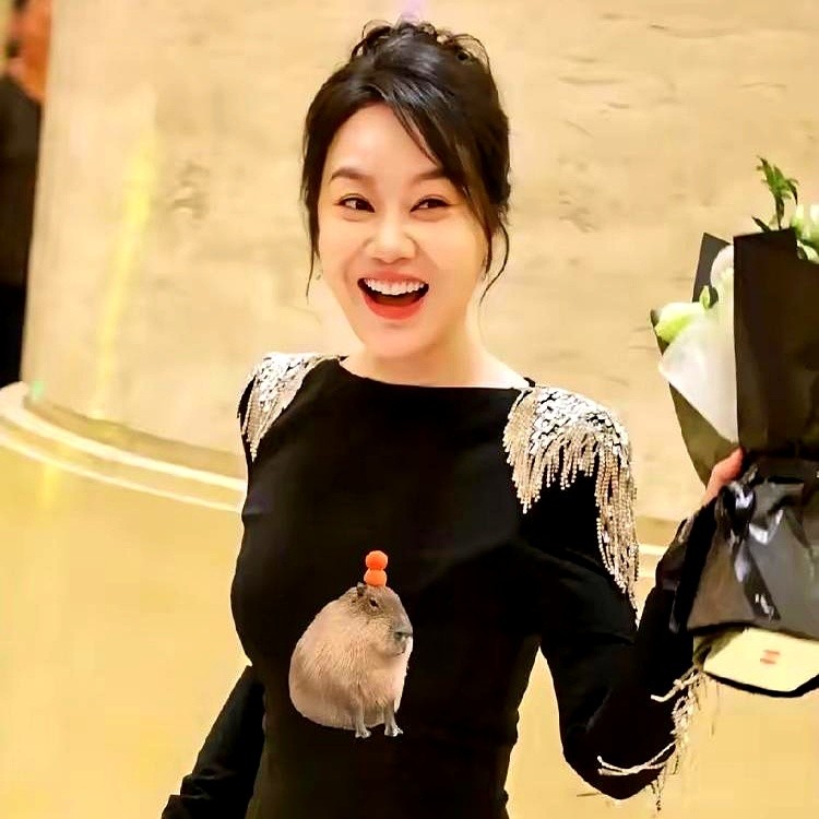 沈梦辰抛出这道“送命题”时，旁边就站着胡歌和杨紫。

她问闫妮获奖最先想拥抱谁。这坑挖得太直白，选谁都要惹争议。结果闫妮压根不接招，直接表示就近拥抱二人，“左右逢源，已经谈妥”。

一句话逗笑全场，顺势冲上热搜。后来记者找她写三行情书，她落笔依旧自在。

真正的高情商根本不是拼命解释，而是不跳圈套，