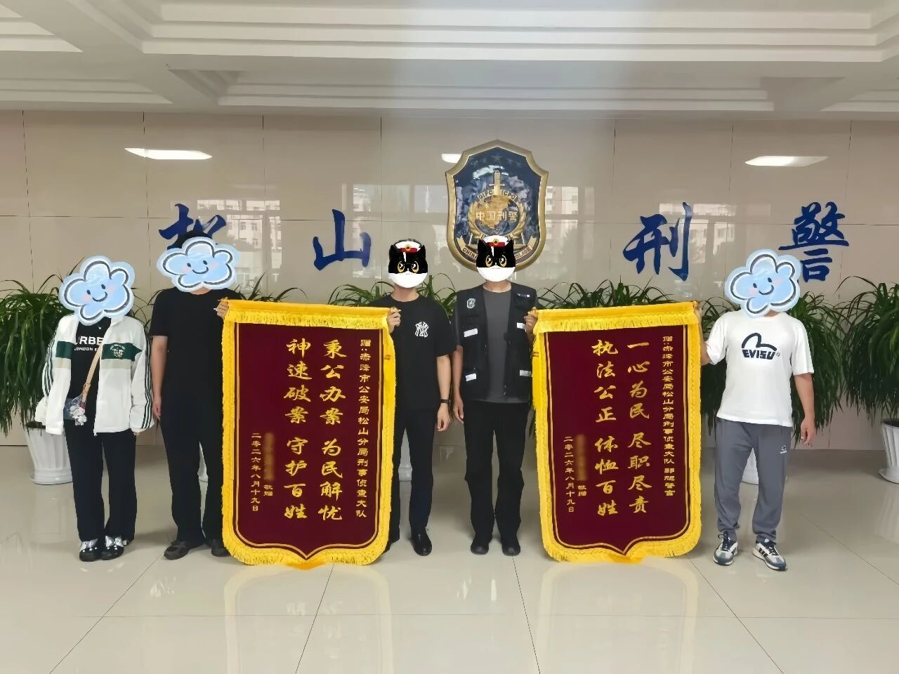 内蒙古赤峰一女子找“大仙儿”帮助转运，先后转账近百万元，让原本困顿的生活雪上加霜；“大仙儿”辩称收取钱款是“仙家之意”，已被检方批捕。

自称“身上有众多仙家”，可“做法事”帮转运。

日前，内蒙古自治区赤峰市公安局松山分局破获一起案件。“大仙儿”梁某某，因涉嫌诈骗，已被检察机关批准 ​