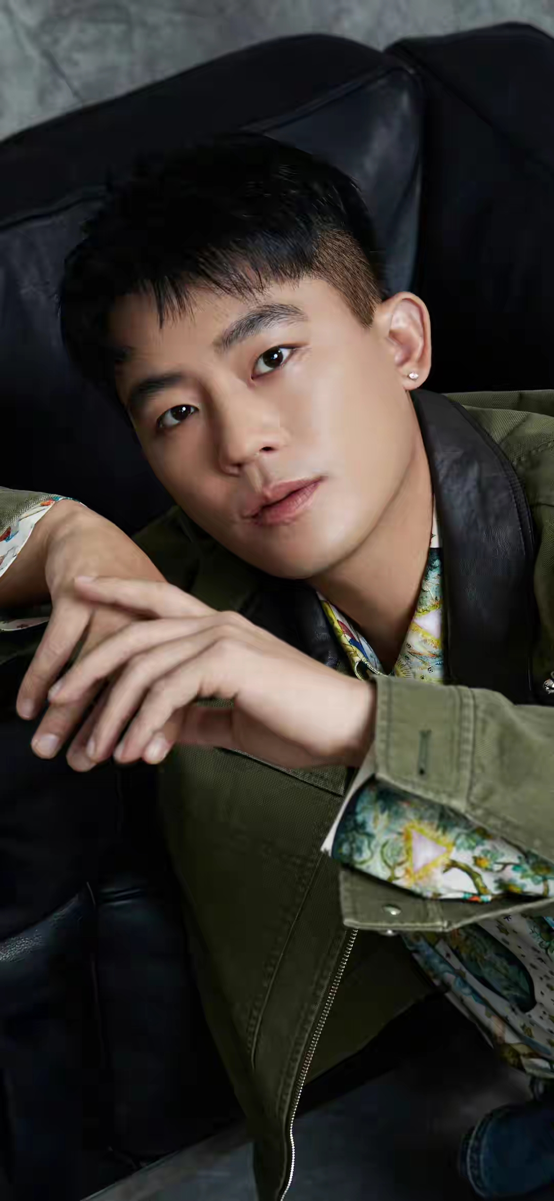 欧豪自曝原生家庭现状：姐姐至今吐槽母亲偏心，背后满是心酸
 
演员欧豪说：“我出生在福建海边，五六岁的时候，爸妈去广东做生意了。我妈特别疼我，我姐已经嫁人了，都有孩子了，还老说我妈偏心，现在还说：你就觉得你儿子好，现在还老骂我。”
 
一、看似偏心的母爱，藏着普通家庭的无奈
 
很多人听完欧豪这段话