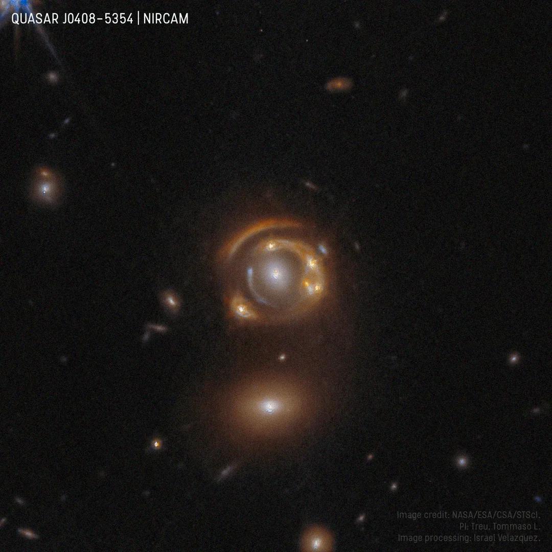 🔭韦伯望远镜锁定强引力透镜类星体

詹姆斯・韦伯空间望远镜对准了一颗被强引力透镜放大的遥远类星体。

前景大质量天体的引力如同宇宙放大镜，弯折、增亮后方类星体的光线。借助引力透镜的放大效应，韦伯得以窥探这枚极其遥远的活动星系核，帮助天文学家研究早期宇宙的超大质量黑洞与星系演化。
Ima ​