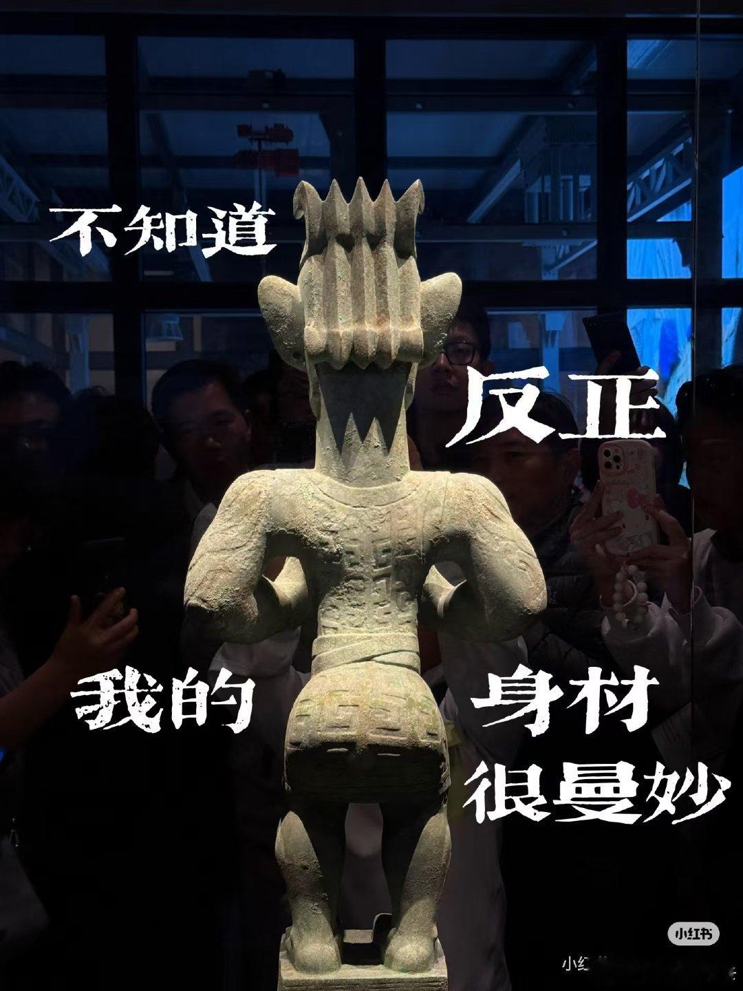 #三星堆金杖出土仍金光闪闪# #老祖宗的设计没有一个细节多余#埋藏地下这么久，内部木质杖芯已经炭化腐朽，外面包裹的金箔却完整保留，我们也得以根据这些纹饰，去挖掘藏在金杖背后的各类秘密。 ​