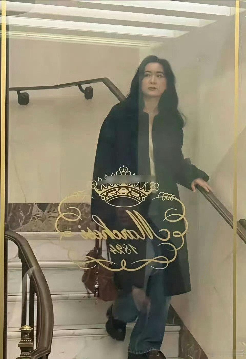 贾玲已经完全是另外的人了，不再肥胖搞笑，而是高冷时尚 ​​​