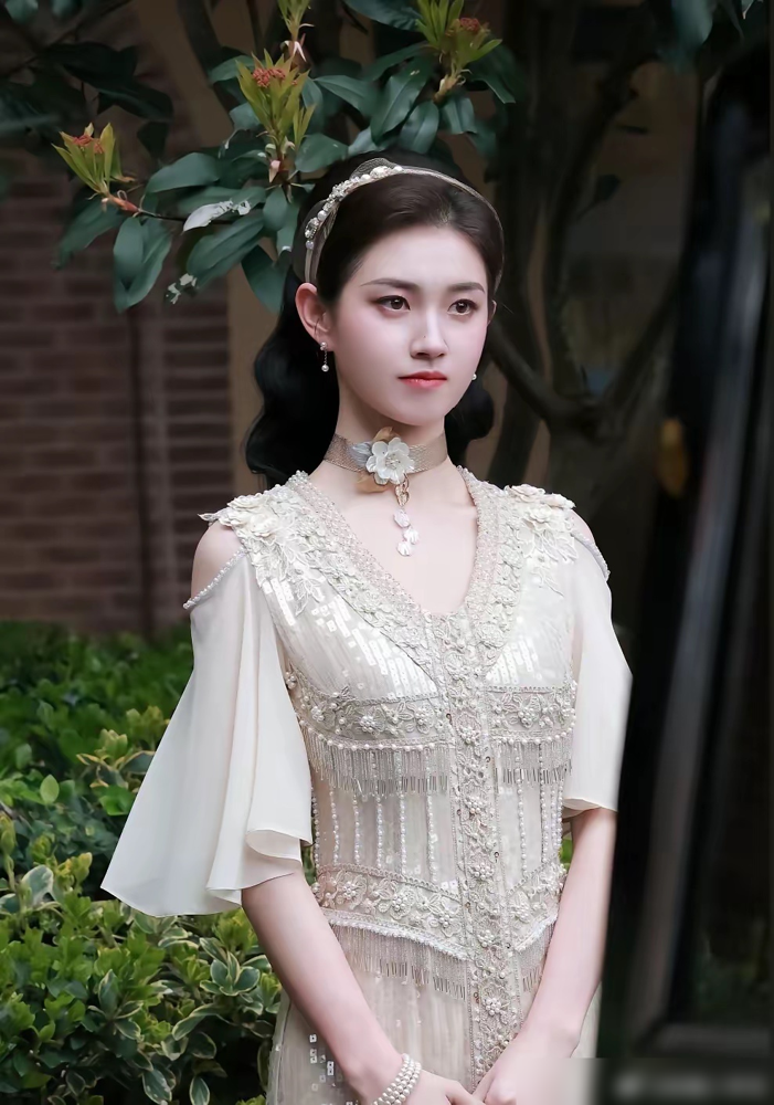 放着月入几百万不赚，短剧一姐郭宇欣，居然降薪跑去长剧演女二！
要知道，她主演的《盛夏芬德拉》，18天播放量狂飙30亿，商单接到手软。可很多人不知道，她是中戏科班出身，早年在《一念关山》里打伞，在《长月烬明》里当背景板，最难时连房租都交不起。
为了糊口，她一头扎进竖屏短剧，生生杀出一条血路。如今接