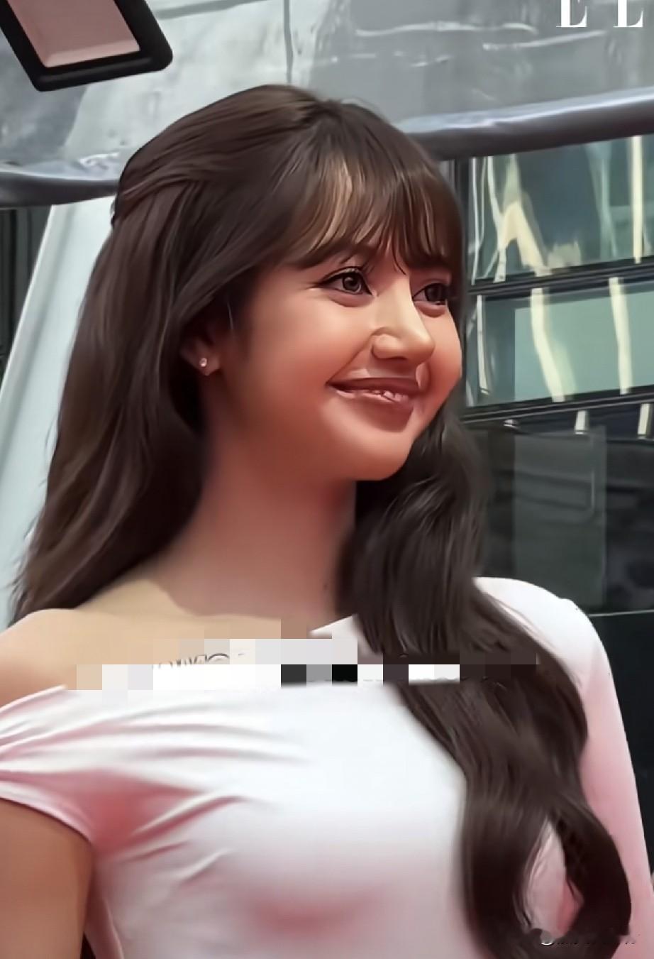 lisa的鼻子变高了，变美了，貌似她以前的鼻子不是这样的，感觉现在的面容很欧化，还年轻了不少。