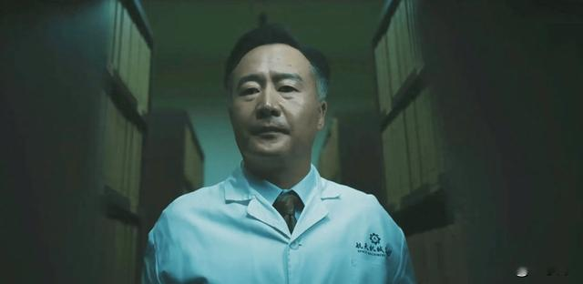 《交锋》里这5个叛徒，一个比一个能装，最后谁也没跑掉
老话说得好：不是不报，时候未到。谍战剧最让人恨得牙痒的，从来不是明面上的对手，而是那些藏在自家队伍里、端着饭碗却砸锅的人。《交锋》近期的剧情，算是把这层遮羞布彻底捅破了，五个叛徒，五种结局，看得人既解气又心有余悸。
 先说说曹了平：卫生纸