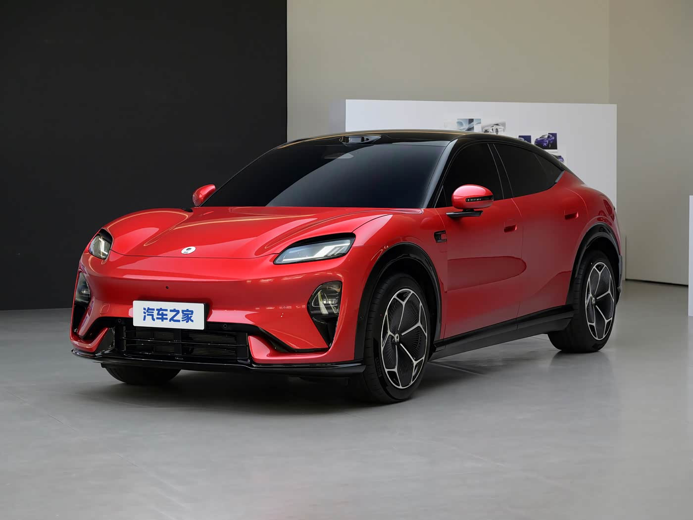 赛力斯AIVA首款车型，颜值顶
赛力斯从早期靠着最强信仰卖烂车的青涩小车企早已脱变成成熟老豪华车企
估计这个新品牌的第一台车，驾乘品质应该有保障
以上只是根据驾驶最新M9U的经验推断 ​