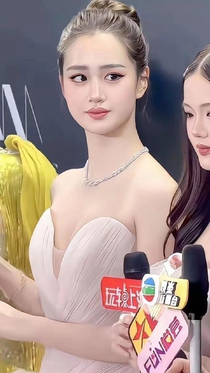 钟丽缇女儿考拉那双眼睛生得实在可惜，幼时便因先天性弱视高达一千多度近乎失明，虽经治疗如今应已好转，但终究留下了些许遗憾 ​