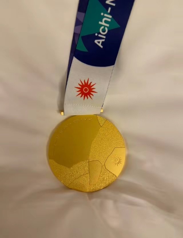 穆欣月晒金牌回应成首位亚运电竞女子冠军：这个画面我曾经不敢想象，但我们真的做到了 ​