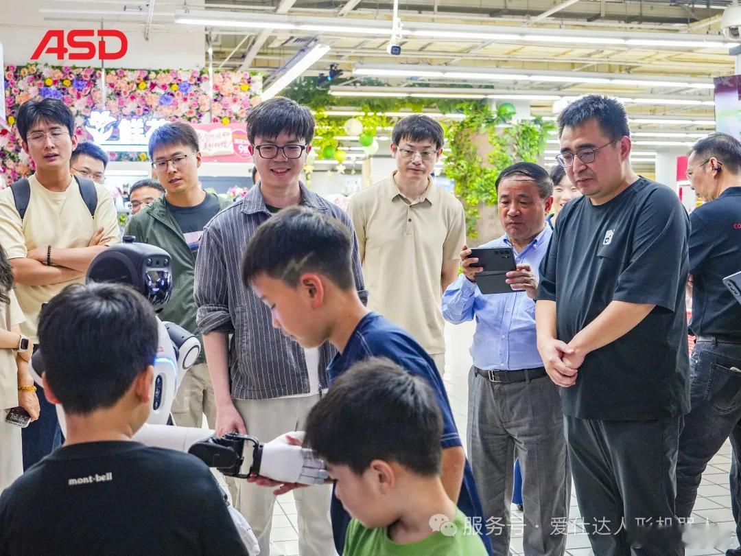 当爱仕达人形机器人“上岗”后，零售门店发生了什么新变化？

摘自爱仕达人形机器人

谁说炊具门店的“新同事”，一定要是人？在上海康桥大润发的爱仕达门店，我们有一位特别的新“店员”已经正式上岗2个月了。

顾客从爱仕达柜台前经过，它会主动打招呼；有人被“一口好锅”吸引过来，它就顺势聊上几 ​
