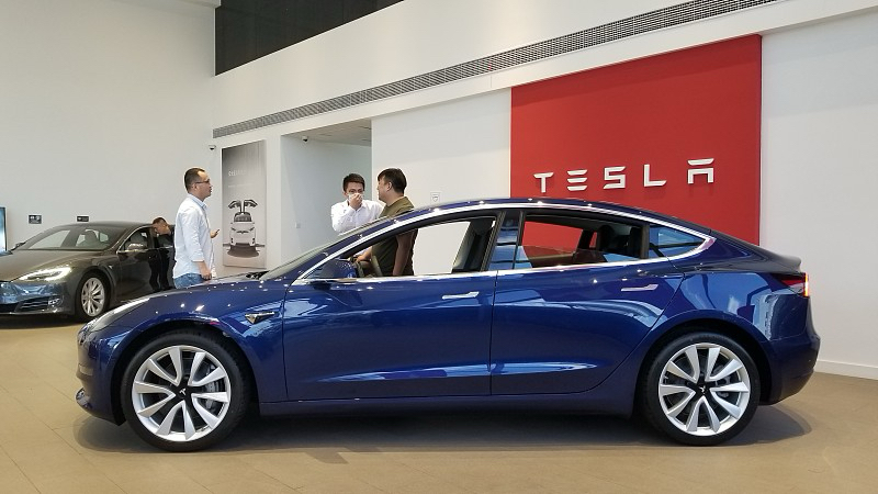 说下特斯拉Model 3还会不会再降价这事吧。
前阵子刚官宣全系降5000，叠加0息、保险和车漆补贴之后，起售价直接干到22.25万，已经是三年半来的历史最低点了。但你看港澳那边的平价版Model 3，删了氛围灯、高级内饰面料和特殊轮毂，澳门起售价才约21万人民币，香港更是低到17.58万，比内地同