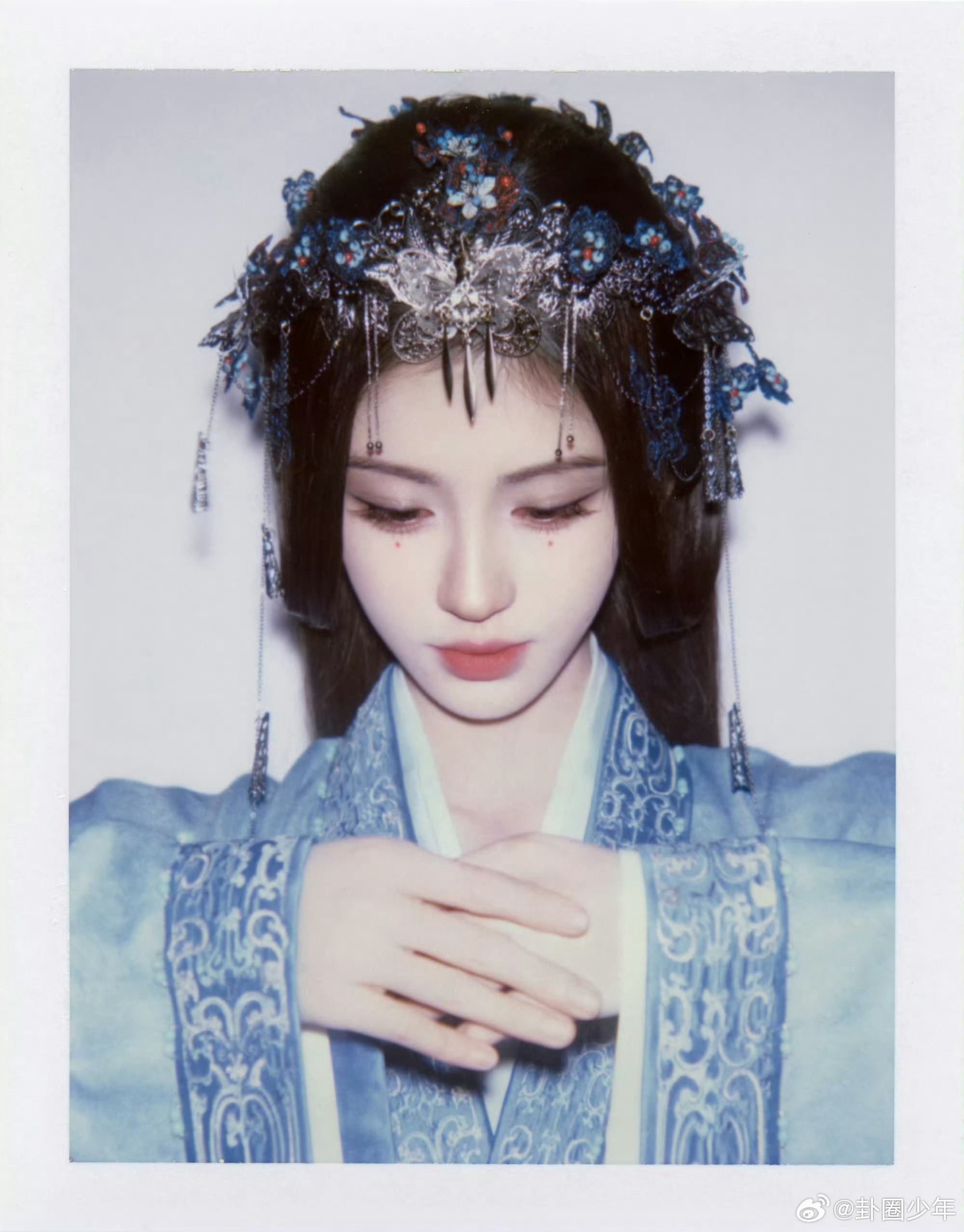 鞠婧祎苏绿夏斯拉片直面撕拉片的硬核镜头考验，鞠婧祎化身苏绿夏。冷调胶片光影下，五官精致立体，眼神层次丰富，将角色亦刚亦柔的气质尽数释放。 ​​​