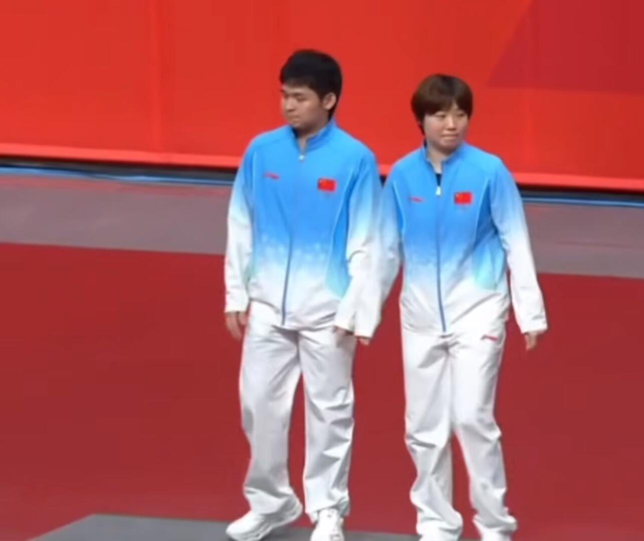 #中国乒乓球队[超话]# 林诗栋/蒯曼4-0击败莎头组合，国乒包揽金银
这场队内对决，也让大家看到国乒后备力量的厚度。新生代快速崛起，主力和小将之间的竞争会越来越激烈。 ​
