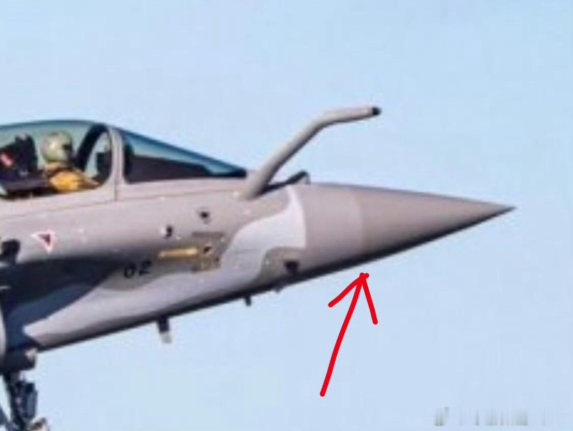 #日耳曼赢学##全球武器装备盘点# 
ROKAF韩国空军礼泉第156中队接收首架KF21（图2）
➡️KF21量产机头显和平显布局与F16block70一致均为JHMCSII头显（图1），HUD大角度倾斜向上、意味着KF21坐姿可能接近F16的仰坐，正常的HUD参考J10不需要那么倾斜。
⭐️图3～图6为J10C、KF21、超级小黄蜂、阵风F4雷达 ​