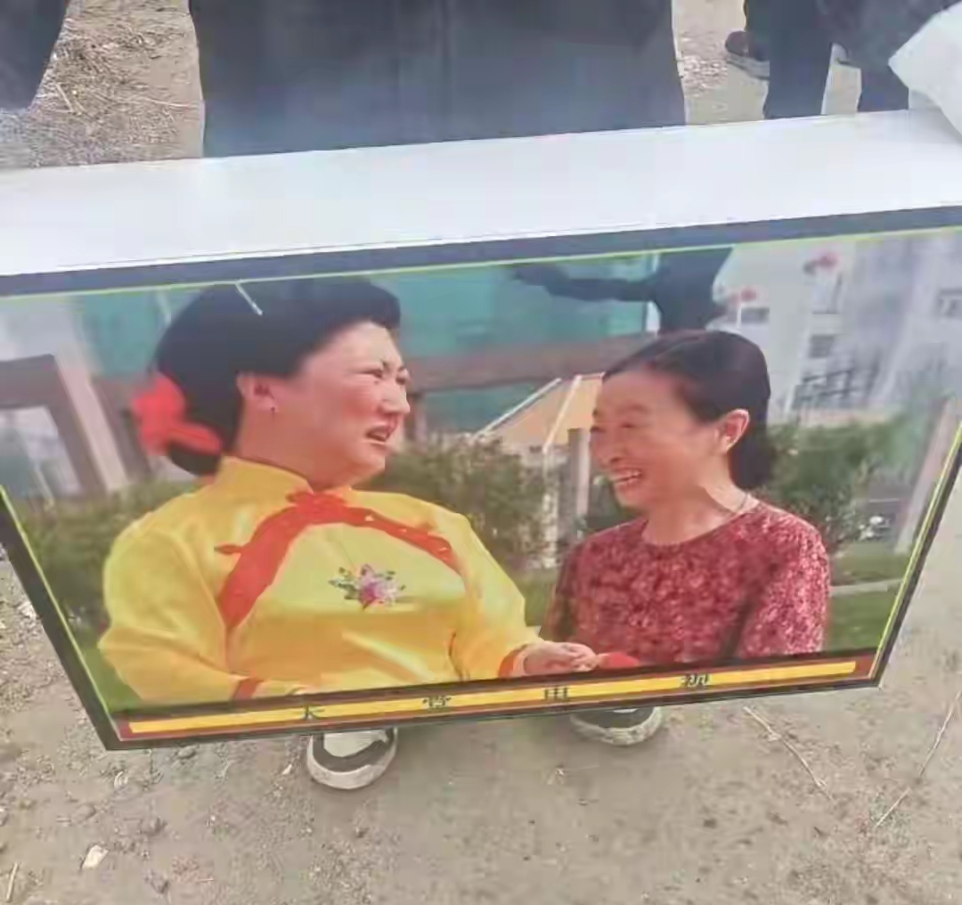 纸扎电视印上高秀敏、张少华影像引争议！律师：逝者虽无肖像权，但有人格利益，未经亲属许可不可擅自使用
 
起因是10月27日，一位吉林网友发布一段葬礼视频，殡葬用品中有纸扎“天堂电视”，屏幕位置印着《半路夫妻》的镜头，画面里是已经离世的两位演员高秀敏和张少华。该视频配文“高秀敏和张少华都上死人电视了！