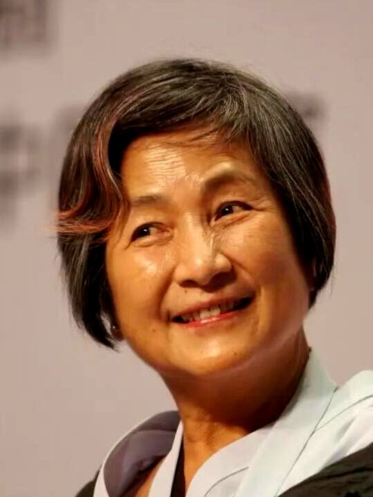 郑佩佩新书一出，半个娱乐圈都尴尬了。

她把《花儿与少年》第一季的经历写进自传，一个一个地点评同行，谁好谁坏，一点不留情面。

书里写，旅途中每个人真实的样子，她都看在眼里。有的体贴会照顾人，有的就真的只是在“演”。她不夸张也不抹黑，就把自己看到的、感受到的，原原本本地记录下来。

有人说她不给人留