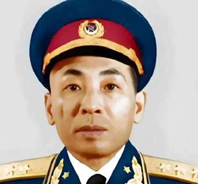 1970 年，开国上将，叶飞的女儿叶葳葳从北大毕业了，一纸调令将她分配到青海省德令哈市，她不知道这个德令哈市在什么地方？面对这样的分配，她惊慌失措。

她翻出父亲给她寄来的那本书，是《青海地理概略》。书页已经有些发黄，里面用红笔勾出几行字：“德令哈，蒙古语意为‘金色的世界’，位于柴达木盆地东北边缘，