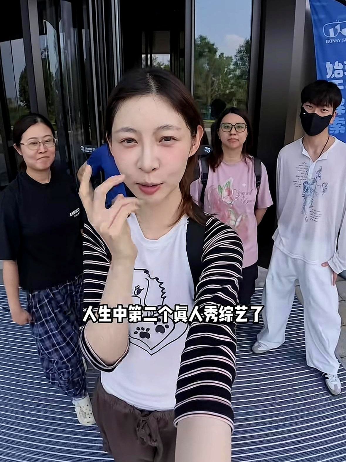 坐拥千万粉丝的痞幼公开认怂：我当不了明星，硬去应酬攀关系我可能就疯了。

去报名恋爱综艺，没红时被嫌太普通，红了再去直接被拒：网红来就是为了炒作。没红嫌普通，红了嫌网红。

这姑娘倒是清醒，没像其他网红那样削尖脑袋往主流圈钻。明星是从小练了十几年的硬功夫，网红就是撞上了时代红利。你在自己赛道攒下的一