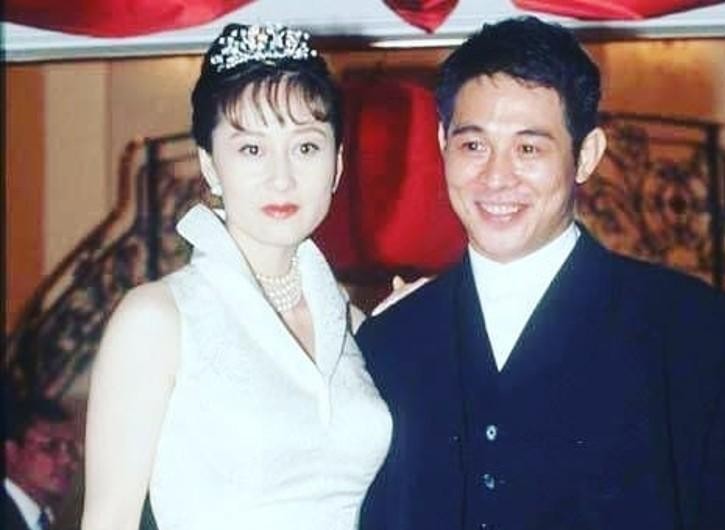 背了三十多年“抛妻弃子”的骂名，李连杰这次在镜头前坐不住了，提起外界那些流言他自己都觉得荒唐。
很多人总以为他当年移情别恋，前妻和两个女儿过得有多凄惨。
事实完全反了过来。
李连杰在接受采访时特意掰扯了这桩陈年旧事：当年他和黄秋燕分开纯粹是好聚好散，甚至算得上“开开心心握手言和”。
更关键的