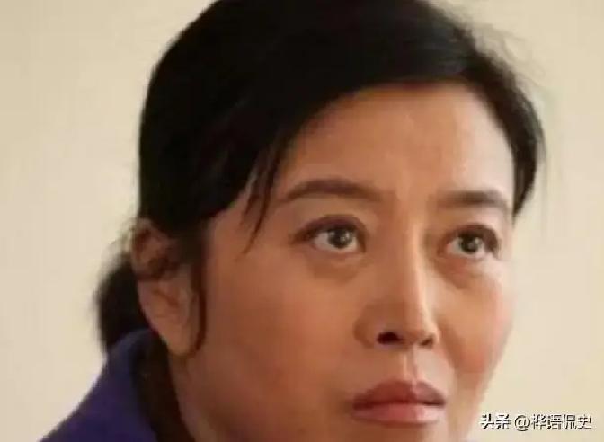 2002年，功成名就的孙红雷忙了一天后回到家，看到43岁的同居女友丁嘉丽正在蓬头垢面的做饭，顿时心生谦恶，他越想越气，将衣服一扔对着她说：“我觉得我们并不合适，还是分手吧”。
 
丁嘉丽没说话。她把菜盛出来，盘子搁在台面上，发出一声轻响。她洗了手，用毛巾慢慢擦干，这才转过身看他。
 
“好。”她说。