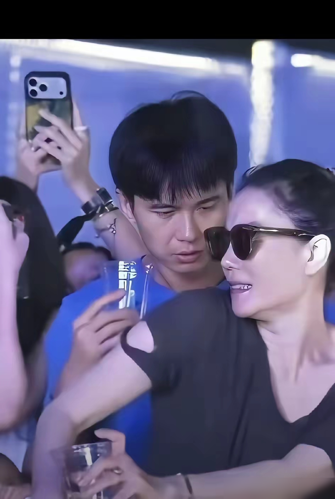 王菲男闺蜜酒后当众越界搂抱陈粒，被当场硬刚！
8月底秦皇岛阿那亚虾米音乐节上，Ryan酒后对陈粒做出掐腰、从后方搂抱的动作，还疑似触碰胸部，陈粒当场推开，竖中指抗议后提前离场。
Ryan事后道歉承认失态，说再熟也不能越界。陈粒发文希望息事宁人，特意强调别牵连无关的王菲。知情人士称，这已经不是Ry