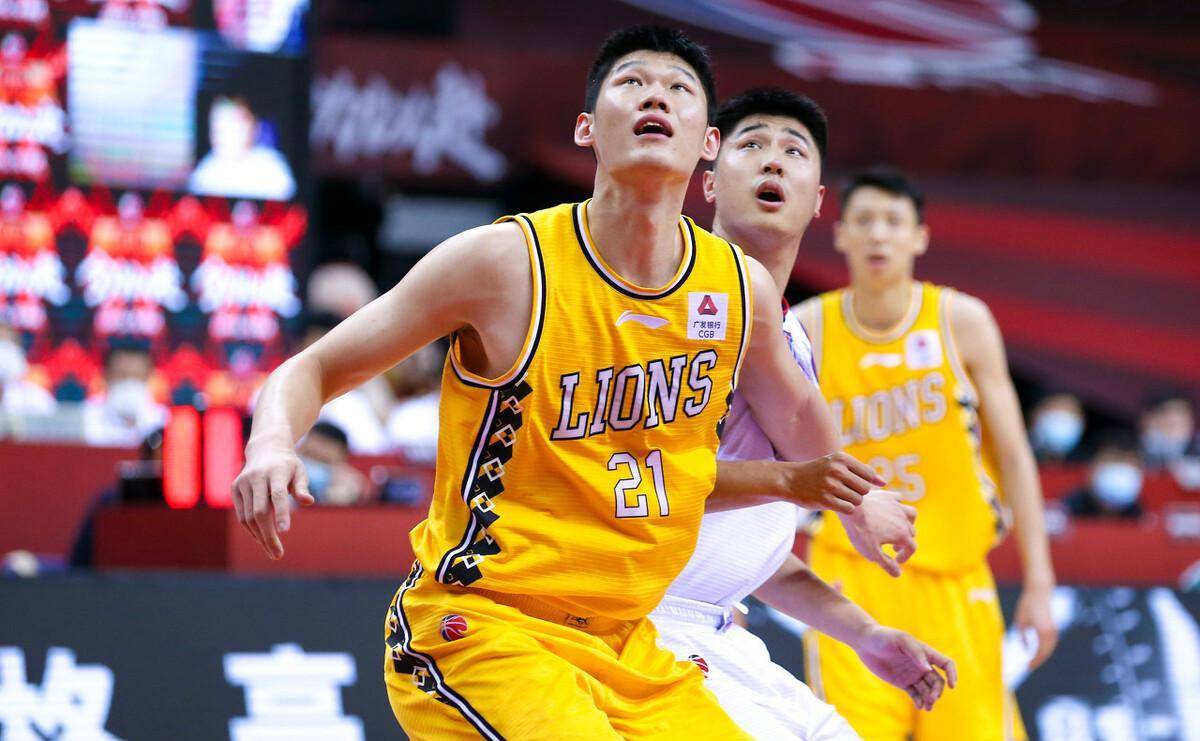 胡金秋和妻子王璐育有一对双胞胎儿子   2020年5月27日出生，现在...