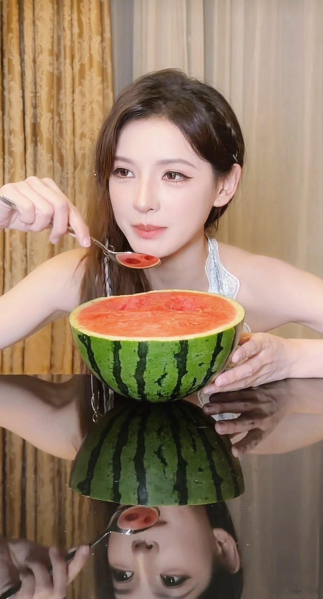 阿瓜吃西瓜🍉

#张予曦抱着西瓜啃##张予曦好可爱# ​ ​